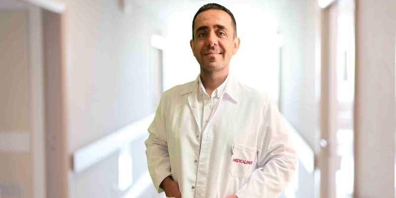 Opr. Dr. Hakan Peker: "Her 8 kadından 1’i meme kanseri riski altında"