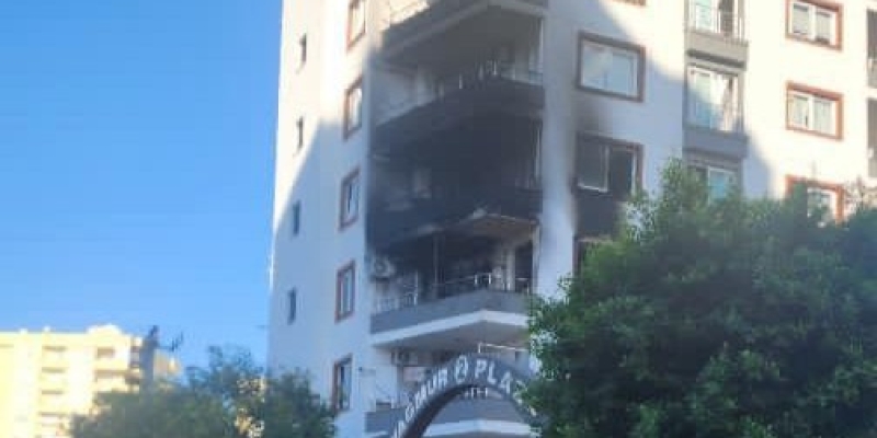 Apartman dairesi çıkan yangında kullanılamaz hale geldi
