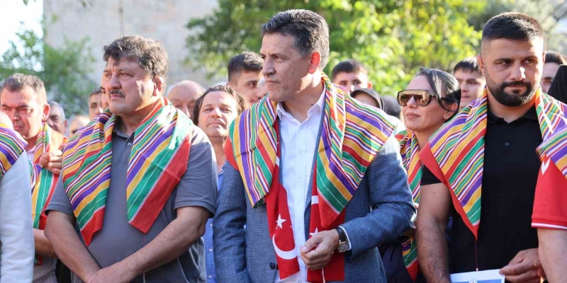 İsmet Atlı Karakucak Güreşleri, şampiyonlar kortejiyle başladı