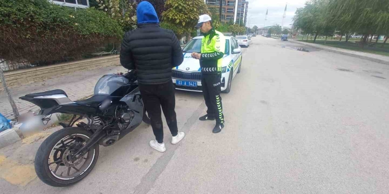 Motosikletinin plakasını bantla değiştiren sürücü polise yakalandı