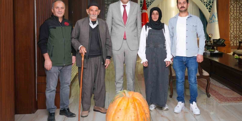Hakkâri’de rekor: 50,5 kilo ağırlığında dev bal kabağı
