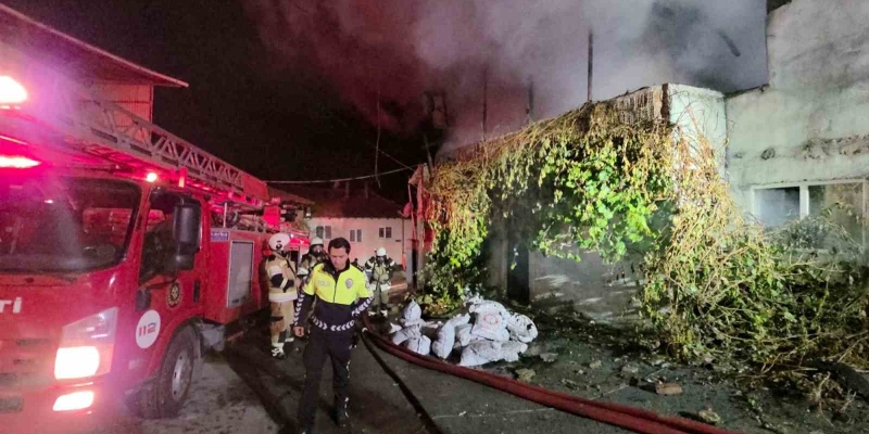 Kütahya’da 2 katlı binada çıkan yangın korkuttu