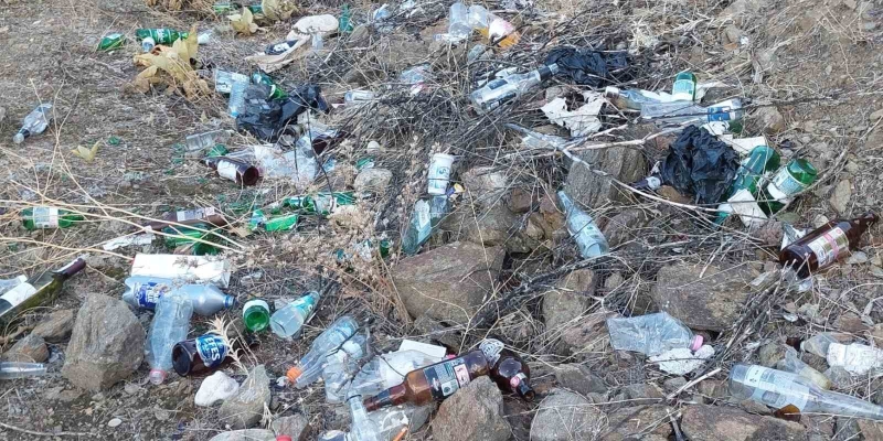 Sarıgöllü çiftçilerden zeytinliğe atılan alkol şişelerine tepki