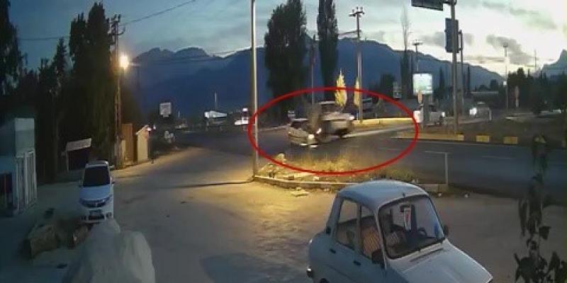 Antalya’da hafif ticari araçla otomobil çarpıştı: 4 yaralı