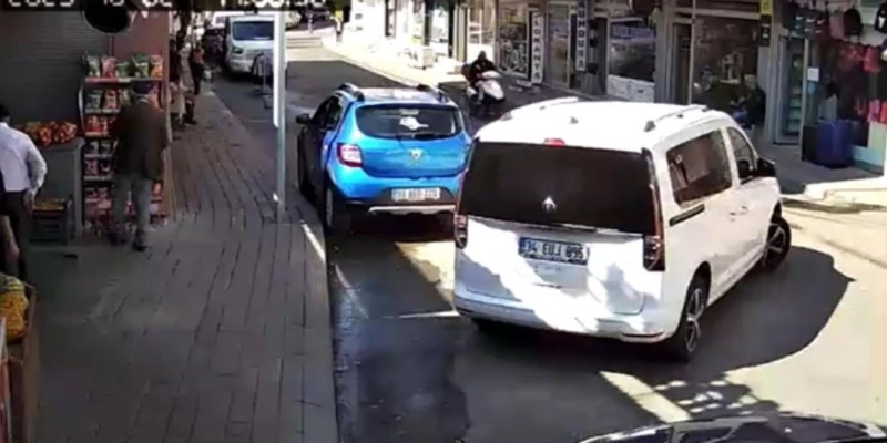 Bingöl’de motosiklet kazası kameraya yansıdı