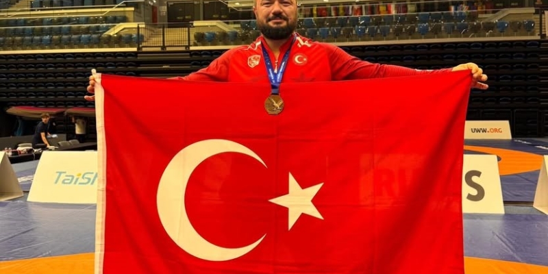 Milli güreşçi Sarıçiçek dünya üçüncüsü oldu