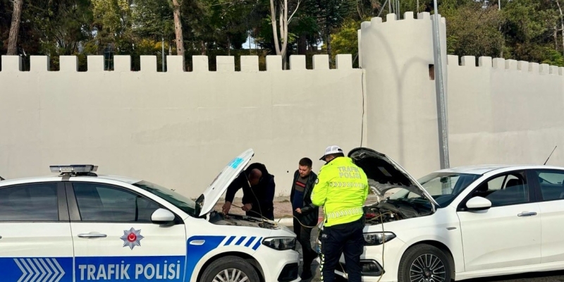 Polis ekipleri yolda kalan otomobile yardım eli uzattı