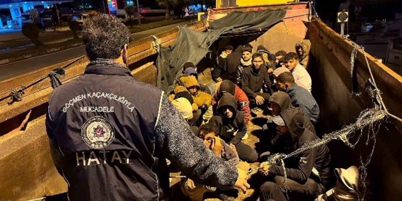 Hafriyat kamyonu kasasından moloz yerine göçmen çıktı
