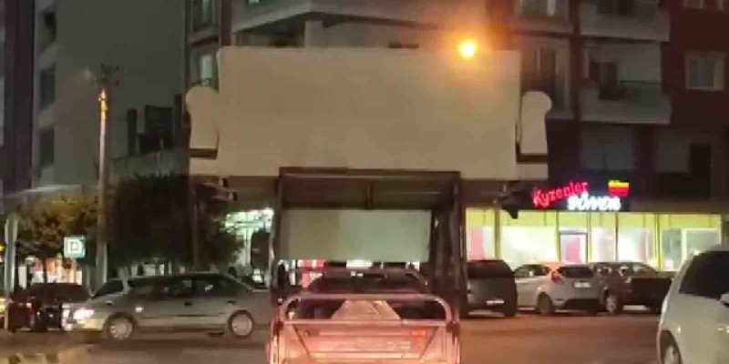 Yayaların canını hiçe sayan sürücü, trafiğe aldırmadan motosiklet üzerinde koltuk taşıdı