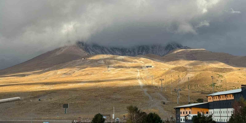 Erciyes’e mevsimin ilk karı yağdı
