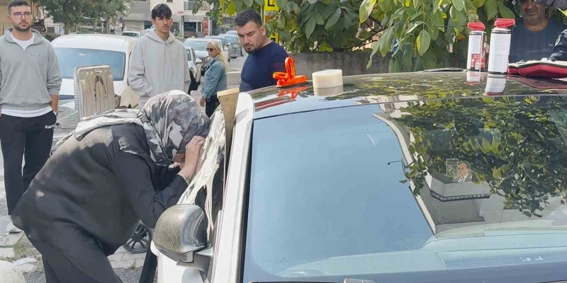 Kartal’da otomobilde kilitli kalan 2 yaşındaki çocuk cam kırılarak kurtarıldı