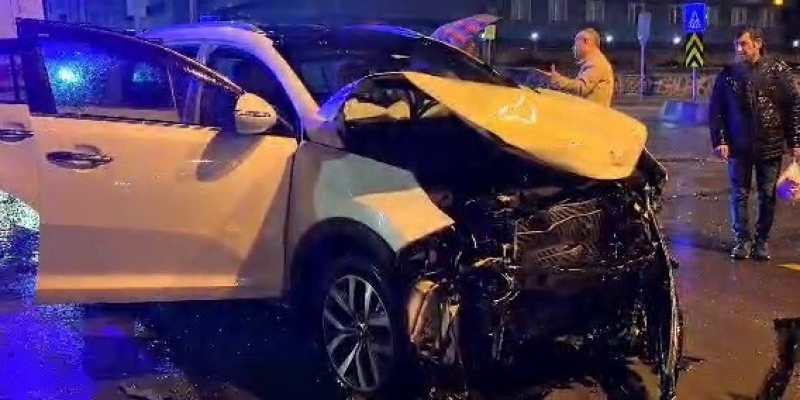 Otomobil ile halk otobüsü çarpıştı: 1 yaralı