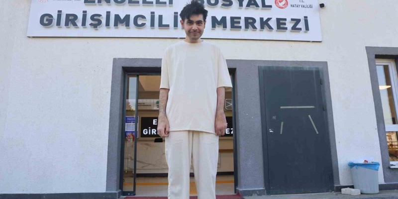 Evden çıkmayan telefon bağımlısı genç, saatler süren diyalogla ikna edilerek 3 yıl sonra duş aldırıldı ve tıraş ettirildi