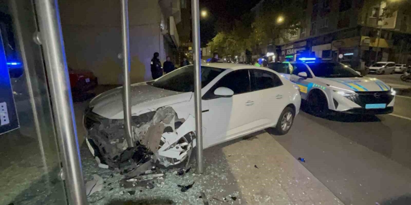 Tekirdağ’da polisten kaçan alkollü sürücü durağa daldı
