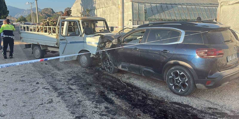 Serik’te otomobil ile kamyonet çarpıştı: 3 yaralı