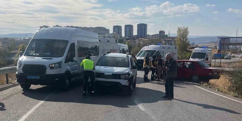 Kırıkkale’de iki otomobil kafa kafaya çarpıştı: 4 yaralı