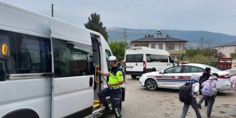 Bilecik jandarmasından okul servis araçlarına sıkı denetim