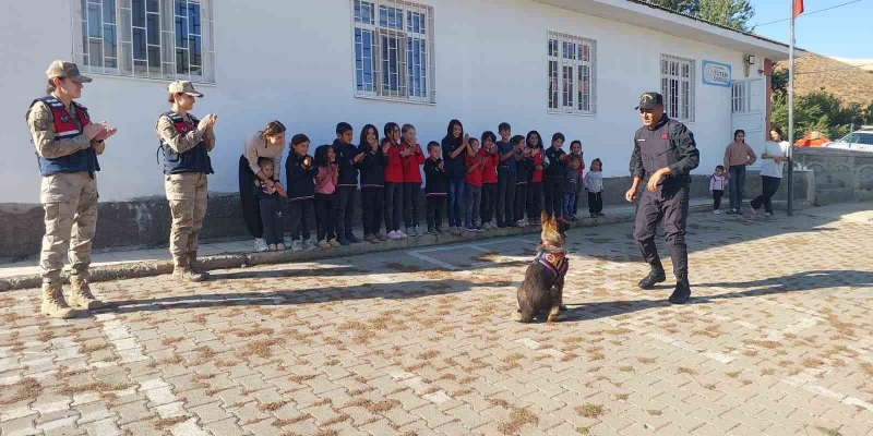Muş’ta jandarma ekiplerinden öğrencilere eğitici ziyaret