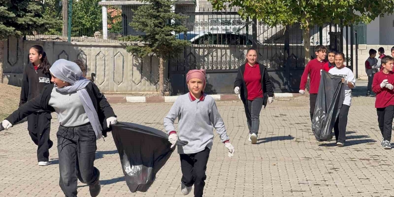 Köylerinden ve okullarından 30 torba çöp topladılar