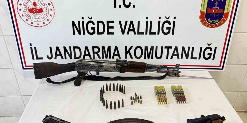 Niğde’de ruhsatsız silah operasyonu: Kaleşnikof ve tabancalar ele geçirildi