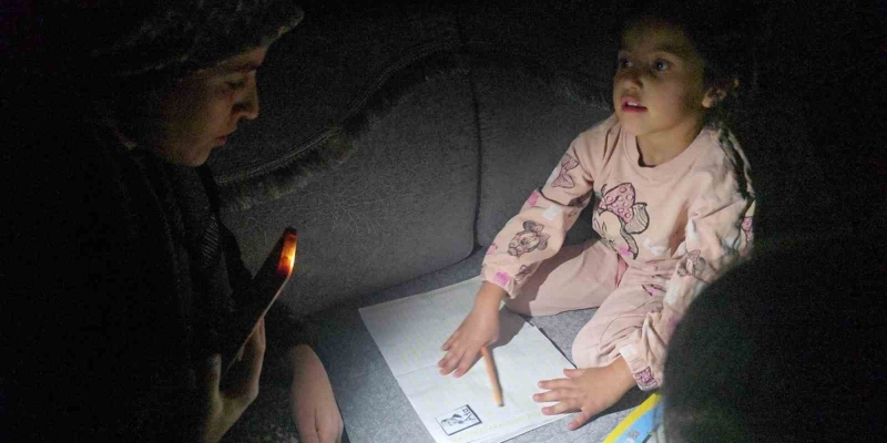 Hakkari’de karanlıkta ders: Akbay ailesi elektrik istiyor