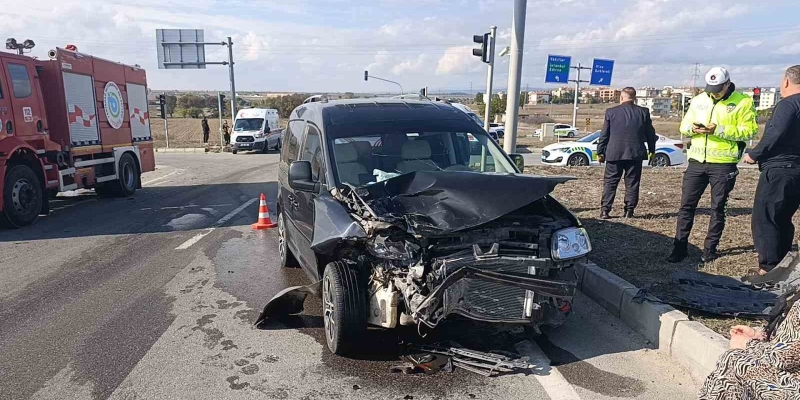 Hafif ticari araç ile otomobil çarpıştı: 2’si çocuk 3 yaralı