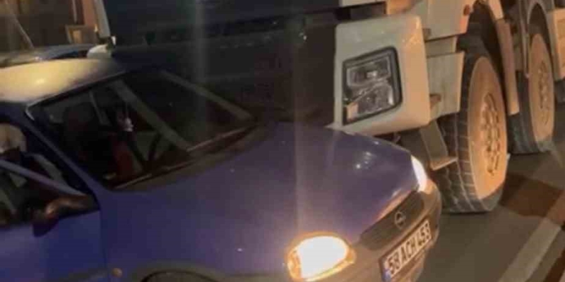 Sivas’ta seyir halindeki kamyon otomobile çarptı