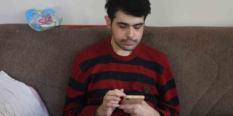 Telefon bağımlısı gençten ailelere tavsiye: "Küçükken çocuklara telefon vermeyin"