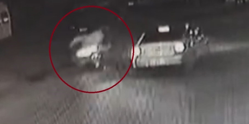Kaza anı kamerada: Otomobil ile motosiklet çarpıştı
