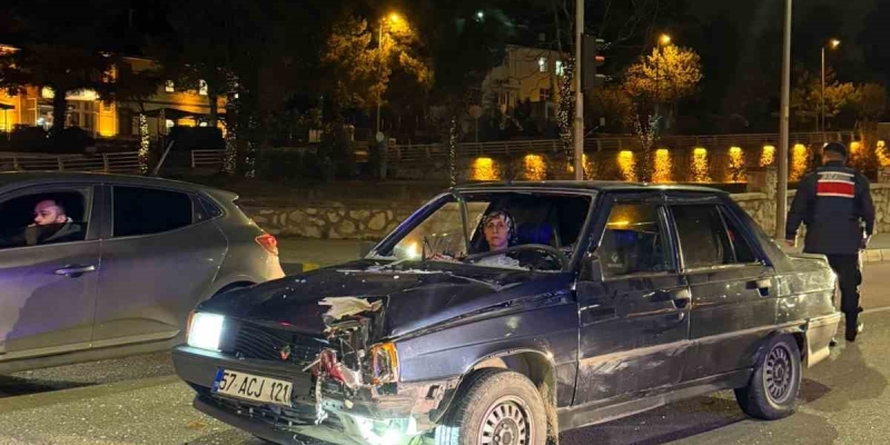 Kırmızı ışıkta bekleyen motosikletli canından oluyordu