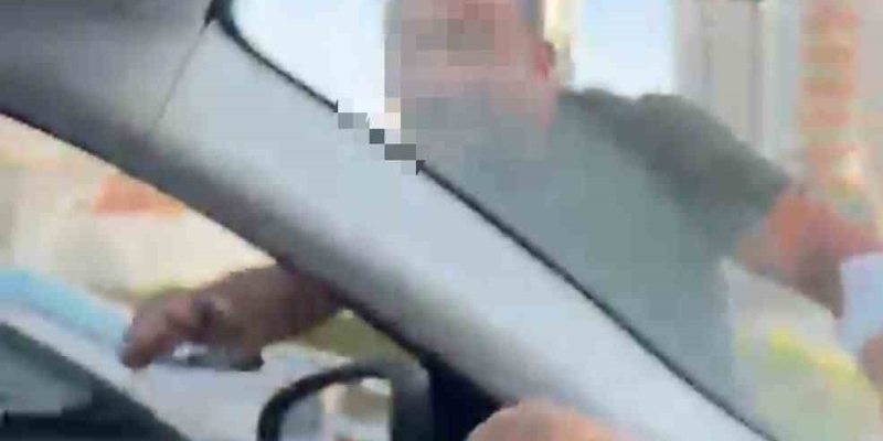 Trafikte tartıştığı kadınların otomobilini yumrukladı
