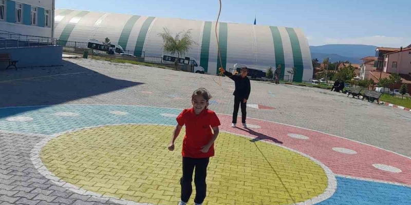 Tavşanlı’da 5’inci sınıf öğrencileri hem oyunlarla öğreniyor hem de eğleniyor