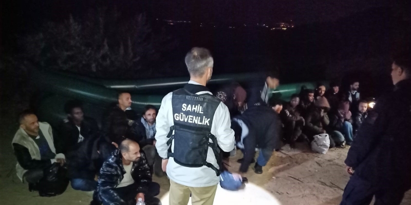 İzmir açıklarında 33 düzensiz göçmen kurtarıldı, 50 göçmen yakalandı