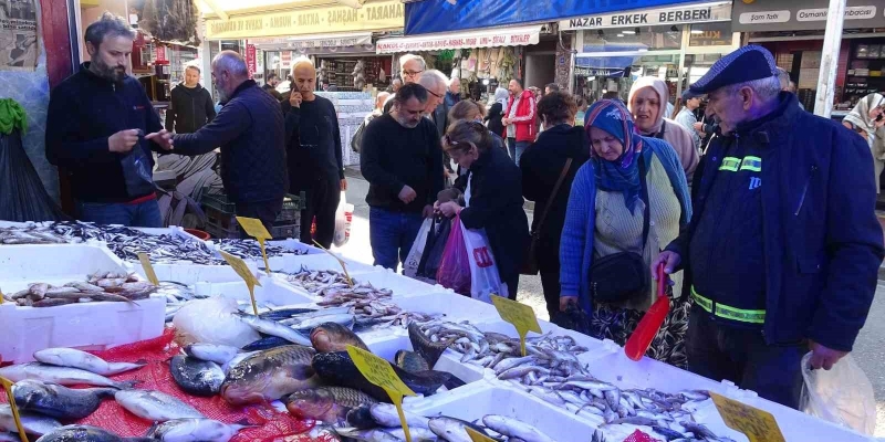 Hamsini kilosu 300 TL’den 100 TL’ye düştü: Kapış kapış gitti