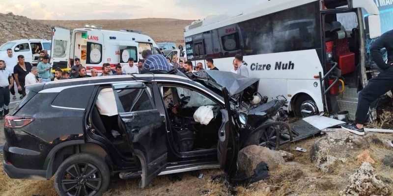 Şırnak’ta yolcu otobüsü ile otomobil çarpıştı: 1’i ağır 8 yaralı