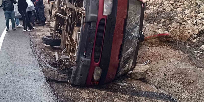 Kamyonet su tahliye kanalına devrildi: 5 yaralı