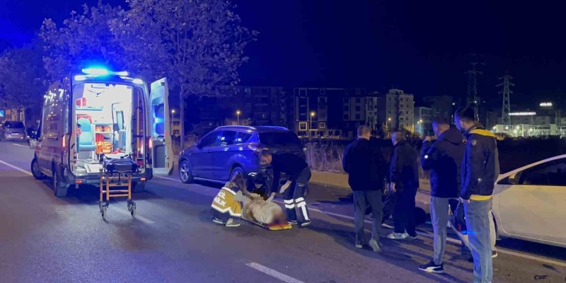 Park halindeki otomobile çarpan 15 yaşındaki motosikletli yaralandı