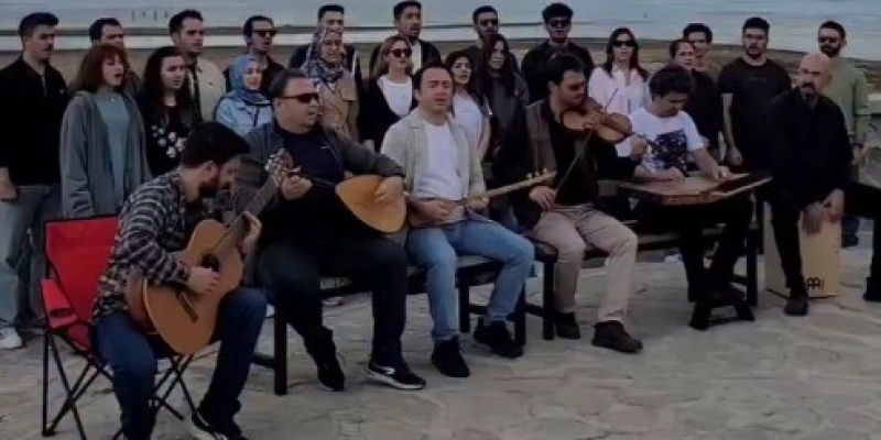 Göldeki mini adada türkülerle "Beyşehir Gölü kurumasın" farkındalık etkinliği