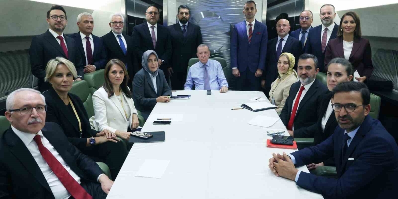 Cumhurbaşkanı Erdoğan:"(Gazze) Bu işin birinci derecede takipçisi Trump olacak. Bunu yaptığımız görüşmelerde de ifade etti. Huzur ikliminin oluşturulması için ne gerekiyorsa yapacağız. Mısır’da bir araya gelen ülkeler, bu huzur ikliminin güvencesi olacaktır."