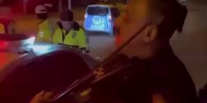 Cezaya fasıl molası: Darbuka ve kemanla oyun havası