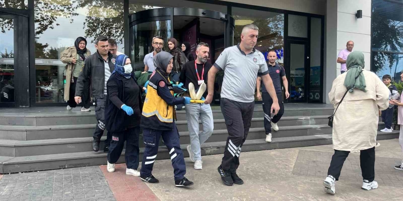 Alışveriş merkezinin merdiveninden düşen yaşlı kadın yaralandı
