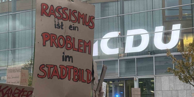 Almanya Başbakanı Merz, partisinin genel merkezi önünde binlerce kişi tarafından protesto edildi