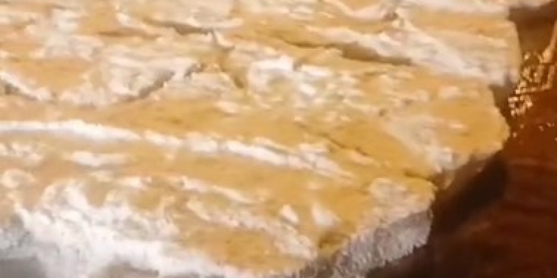 Ahlat’ta dolu yağışı cadde ve sokakları beyaza bürüdü