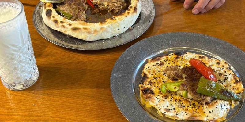 Kiremitte pişen lavaş kebabı damak çatlatıyor