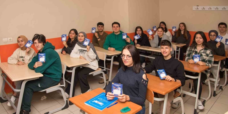 Menemen’de 10 bin öğrenciye dijital eğitim paketi desteği
