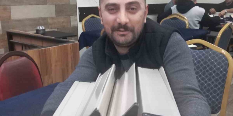 Sivas’ta okeyde 5 yıllık rekabet davul zurnalı kutlamayla son buldu