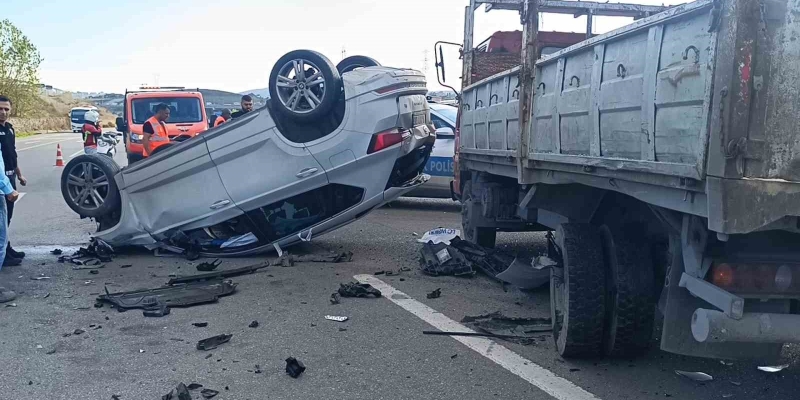 Kamyonete çarpan araç takla attı: 2 yaralı
