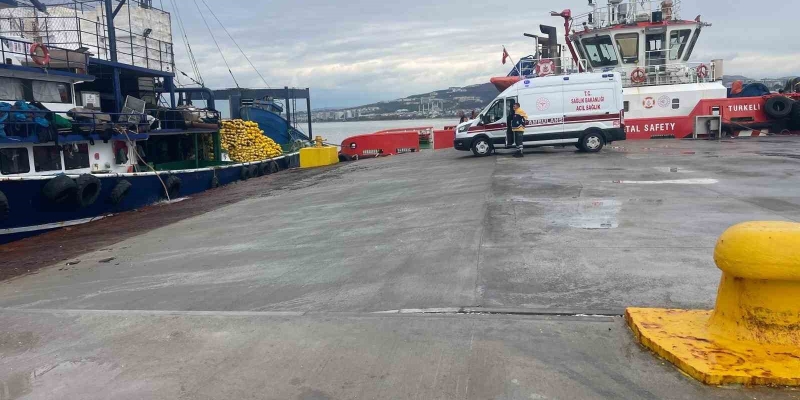Çanakkale Boğazı’nda balıkçılar, denizde çırpınan bir kişiyi kurtardı