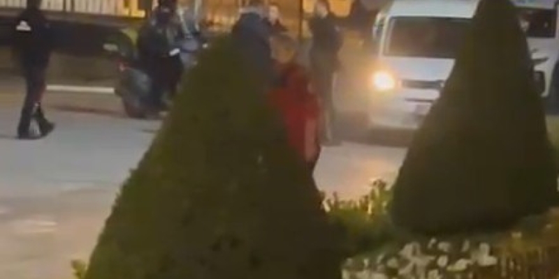 Kastamonu Belediyesi önünde işten çıkartılan şahıs eylem yapıp kendine zarar verdi