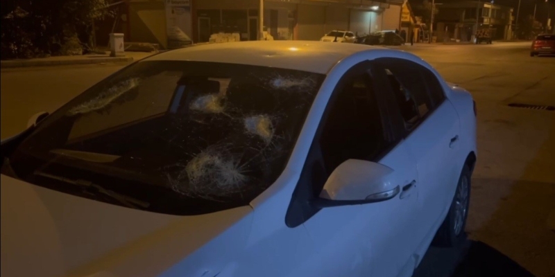 Kiraladığı otomobilin camlarını kırdı